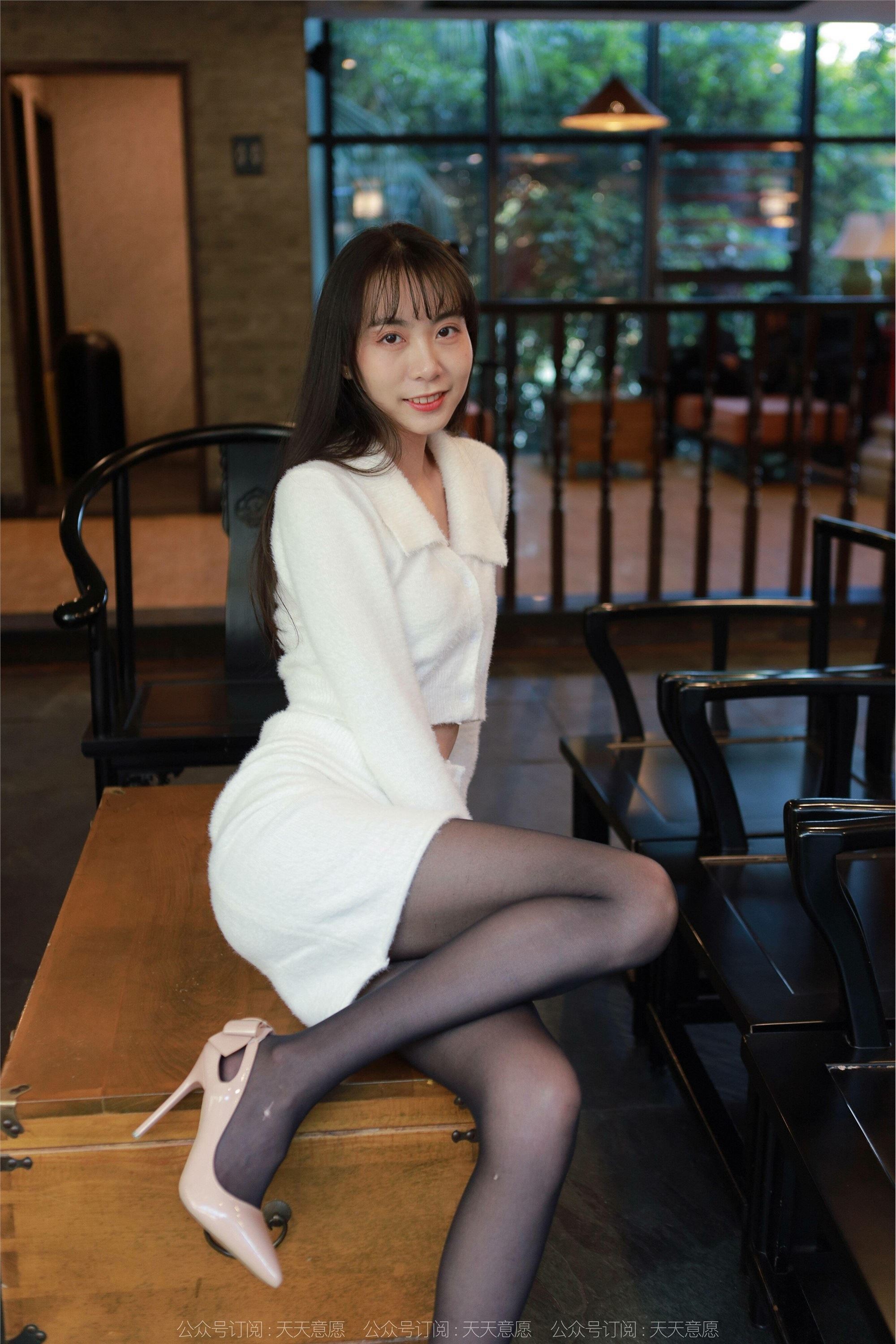 IESS异思趣向  2022.01.27 丝享家993：团团《阳光下的白裙长腿》